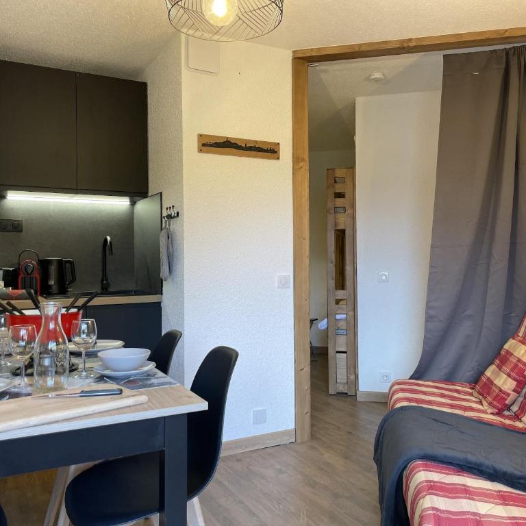 CI55 2 pieces coin montagne Sud skis aux pieds - One-Bedroom Apartment with Balcony and Mountain View - 9
