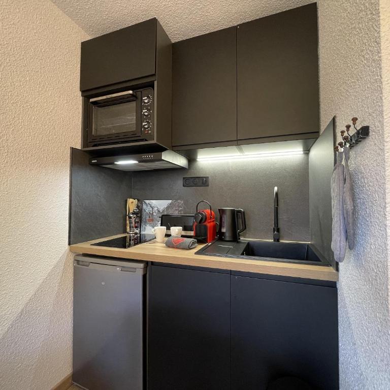 CI55 2 pieces coin montagne Sud skis aux pieds - One-Bedroom Apartment with Balcony and Mountain View - 13