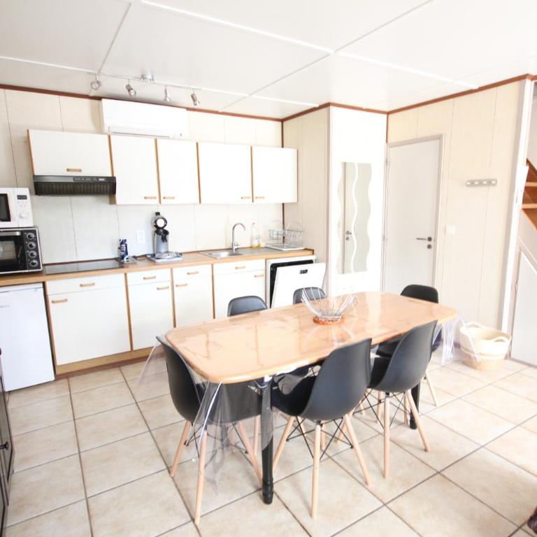 Domaine de vacances à 600m de la plage animations piscines en supplément belle villa climatisée 3 chambres 6 couchages WIFI LRPDSK3 - Three-Bedroom House - 12