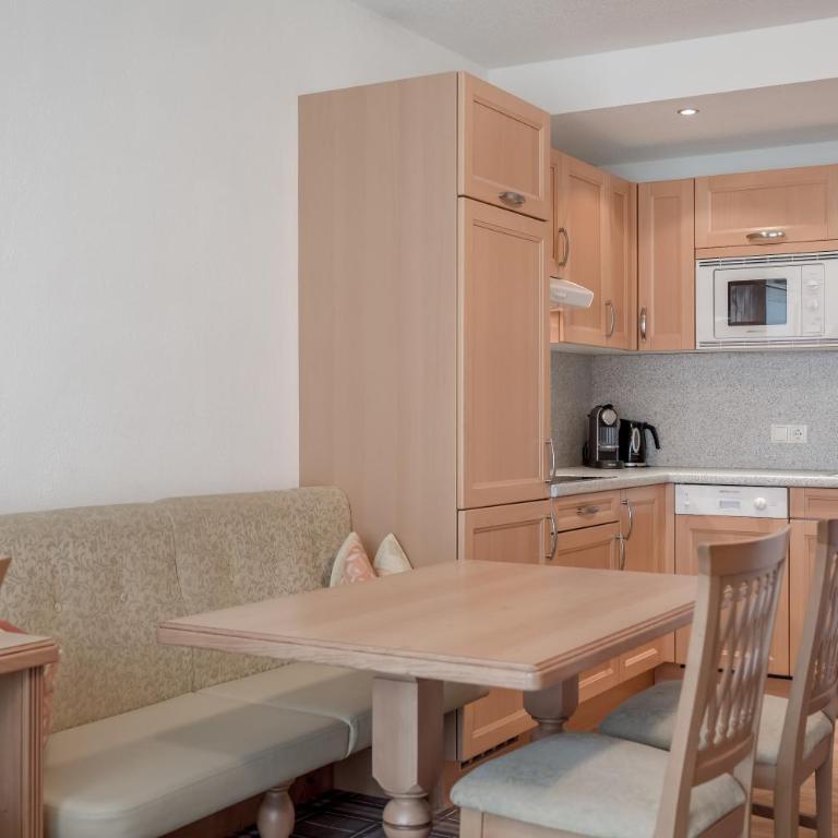 Hotel Garni Alpenresidenz Zimmer & Aparts - Deluxe Apartment mit 1 Schlafzimmer und Gartenblick - 4