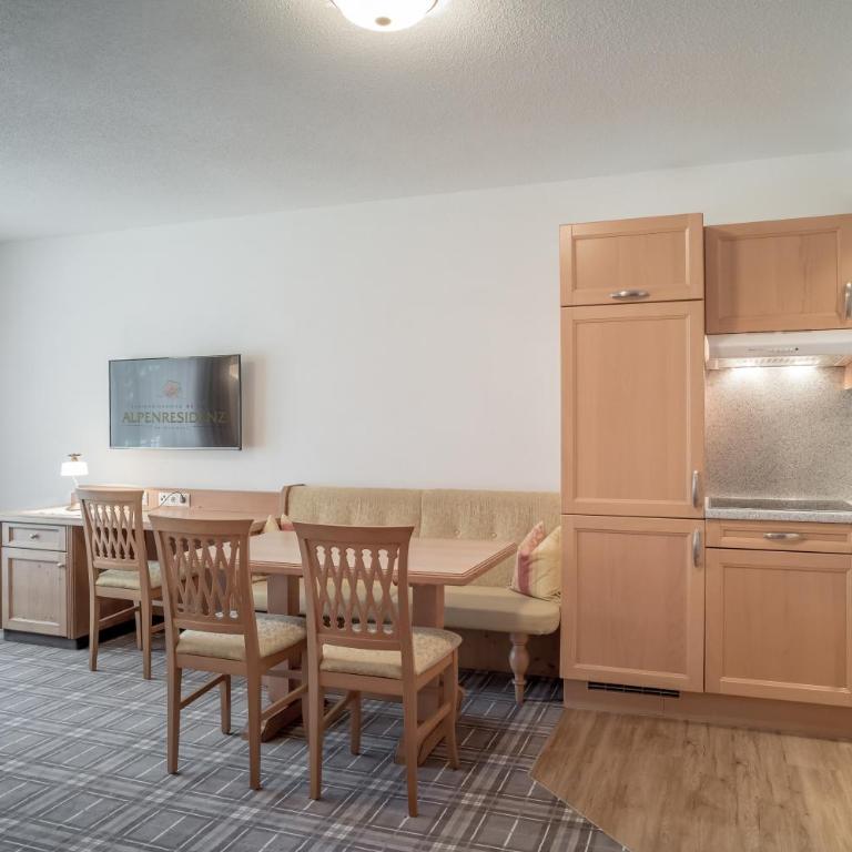 Hotel Garni Alpenresidenz Zimmer & Aparts - Deluxe Apartment mit 1 Schlafzimmer und Gartenblick - 5