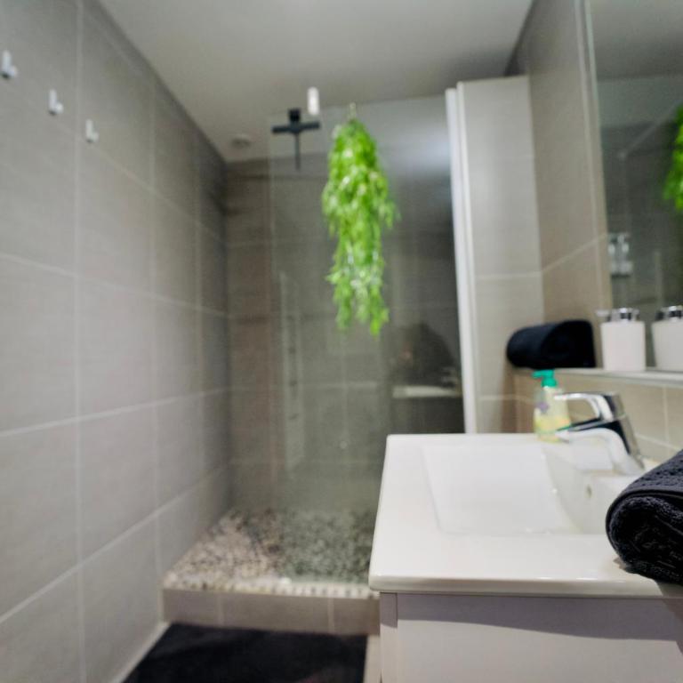 Modern & Hypercentre, Private Balcony - Two-Bedroom Deluxe Apartment with Balcony - 7