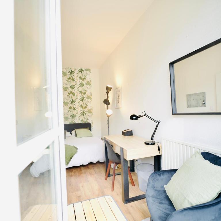 Modern & Hypercentre, Private Balcony - Two-Bedroom Deluxe Apartment with Balcony - 8