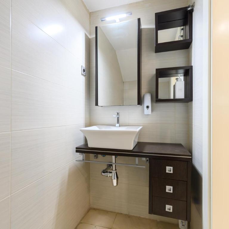 Acogedor Dúplex con Cocina Abierta y Suite Privada en Madrid LDM11034 - One-Bedroom Apartment - 23