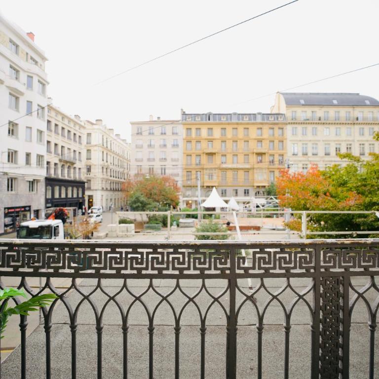 Modern & Hypercentre, Private Balcony - Two-Bedroom Deluxe Apartment with Balcony - 2