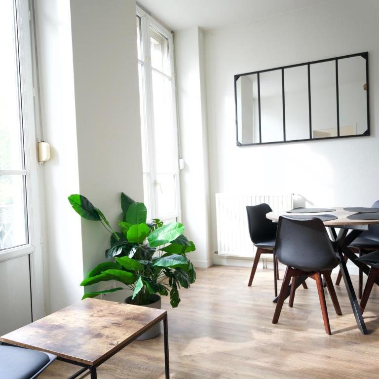 Modern & Hypercentre, Private Balcony - Two-Bedroom Deluxe Apartment with Balcony - 12