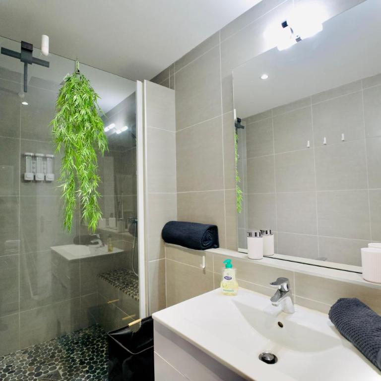 Modern & Hypercentre, Private Balcony - Two-Bedroom Deluxe Apartment with Balcony - 28