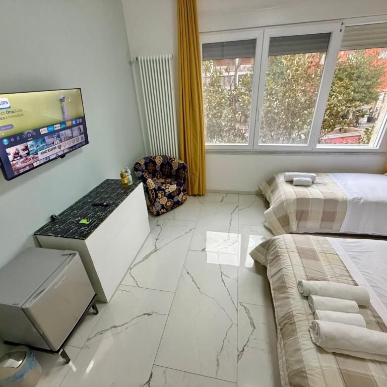 Desire guest House - Camera Tripla con Bagno Privato - 13