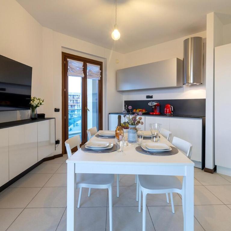 Casa Daneluzzi beachfront with terrace and garage - Two-Bedroom Apartment with Balcony - 36