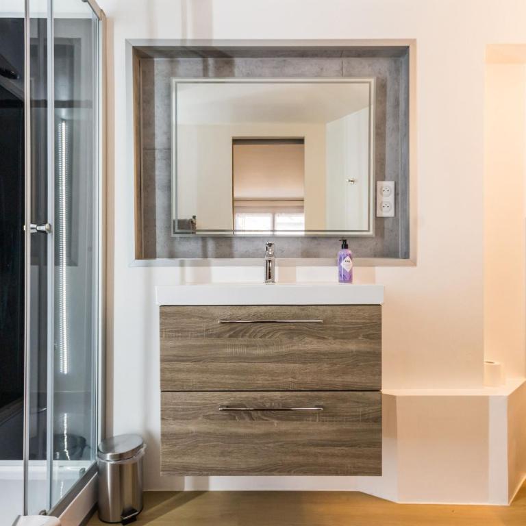 Maison de ville à St Nazaire, près du front de mer, climatisée, 3 chambres avec sdb privatives, WiFi - Maison 3 Chambres - 9
