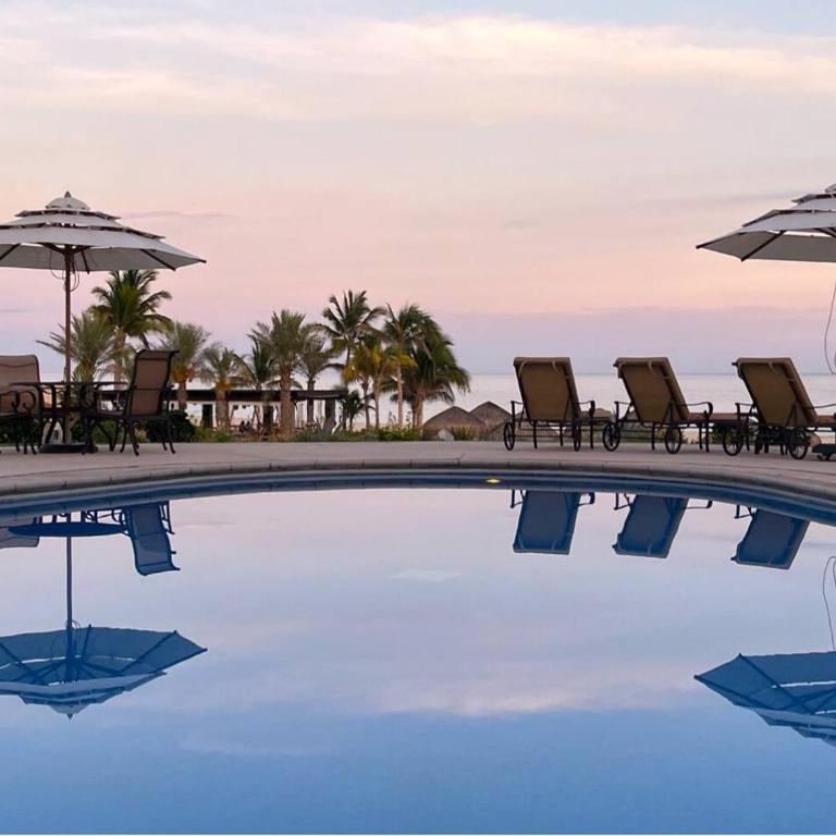 Chic Oceanfront Escape near Surf - Apartment - 5