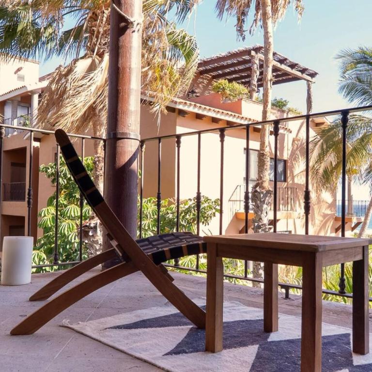 Chic Oceanfront Escape near Surf - Apartment - 7
