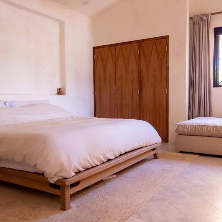 Chic Oceanfront Escape near Surf - Apartment - 8