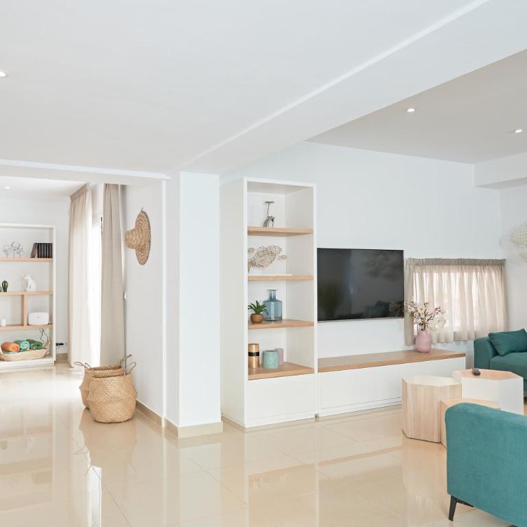 12 Person Ibiza Villa with Pool - Walk to Hï, Ushuaïa & Beach - Can Bossa - Villa - 2