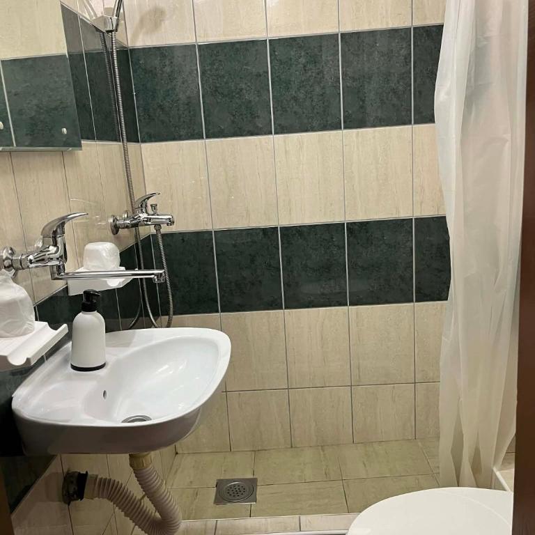 Rooms with private Bathroom & Free Parking ''Sobe Zoka,, - Dvokrevetna Soba sa Zasebnim Krevetima - 18