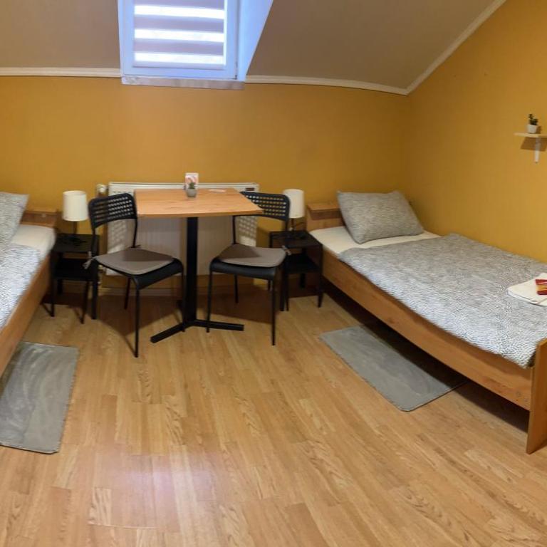 Rooms with private Bathroom & Free Parking ''Sobe Zoka,, - Dvokrevetna Soba sa Zasebnim Krevetima - 13