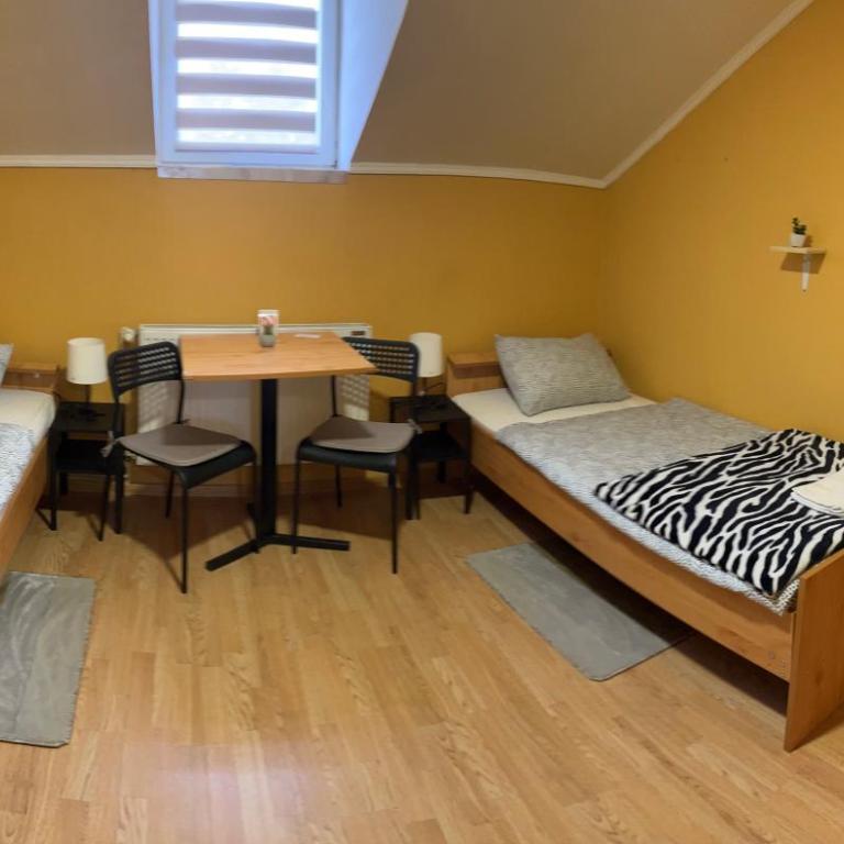Rooms with private Bathroom & Free Parking ''Sobe Zoka,, - Dvokrevetna Soba sa Zasebnim Krevetima - 11