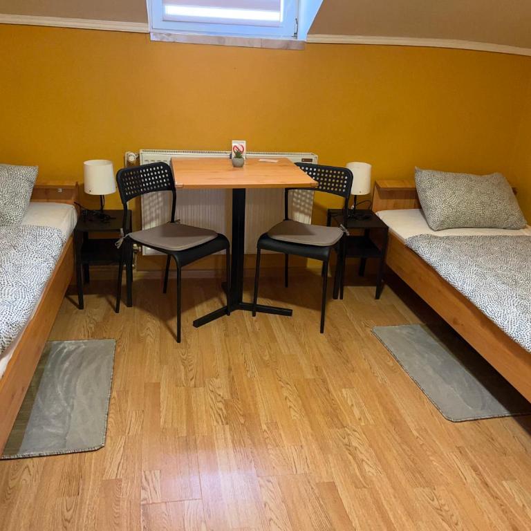 Rooms with private Bathroom & Free Parking ''Sobe Zoka,, - Dvokrevetna Soba sa Zasebnim Krevetima - 1