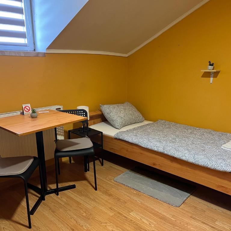 Rooms with private Bathroom & Free Parking ''Sobe Zoka,, - Dvokrevetna Soba sa Zasebnim Krevetima - 8