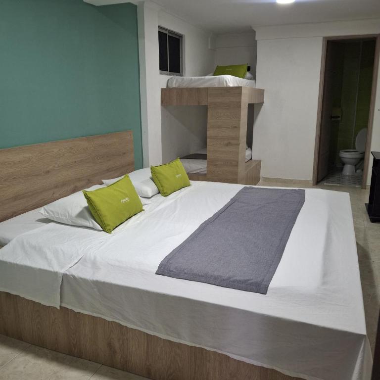 Ayenda 1122 Victoria - Standard Quadruple Room - 4