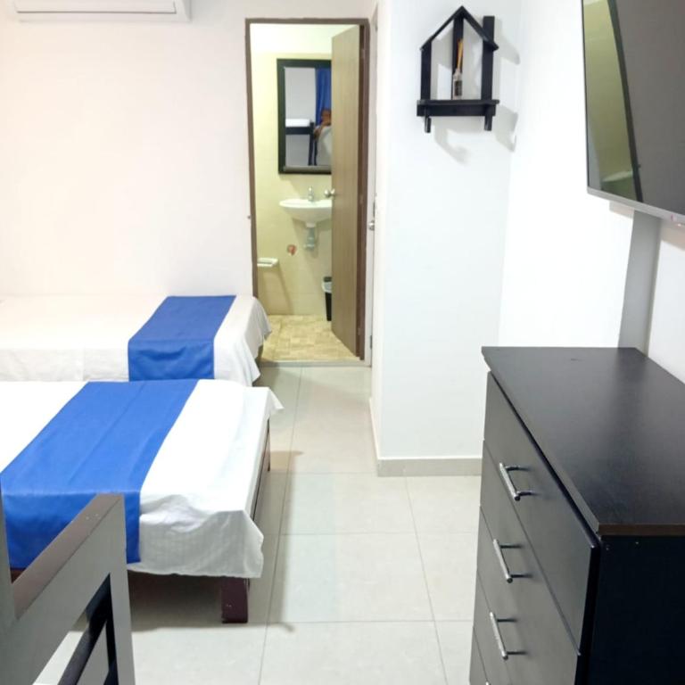 HOTEL SHALOM INN - Family Room - 8