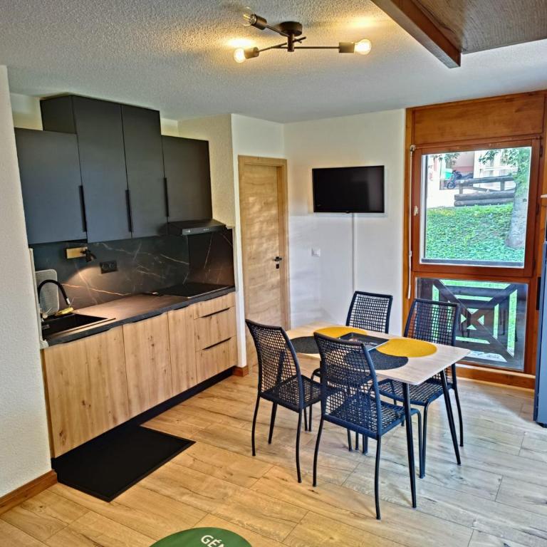 Appartement 2 pièces au pied de la télécabine avec animaux admis et parking - FR-1-836-30 - Appartement - 4