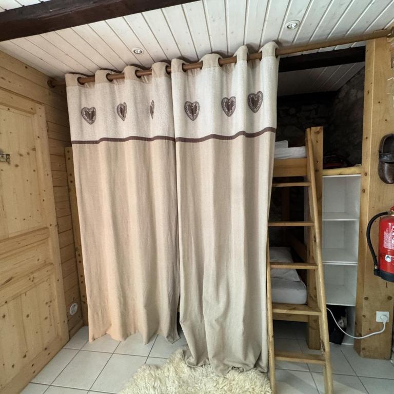 Appartement de charme dans chalet rénové - Animaux et parking - FR-1-836-54 - Appartement - 9