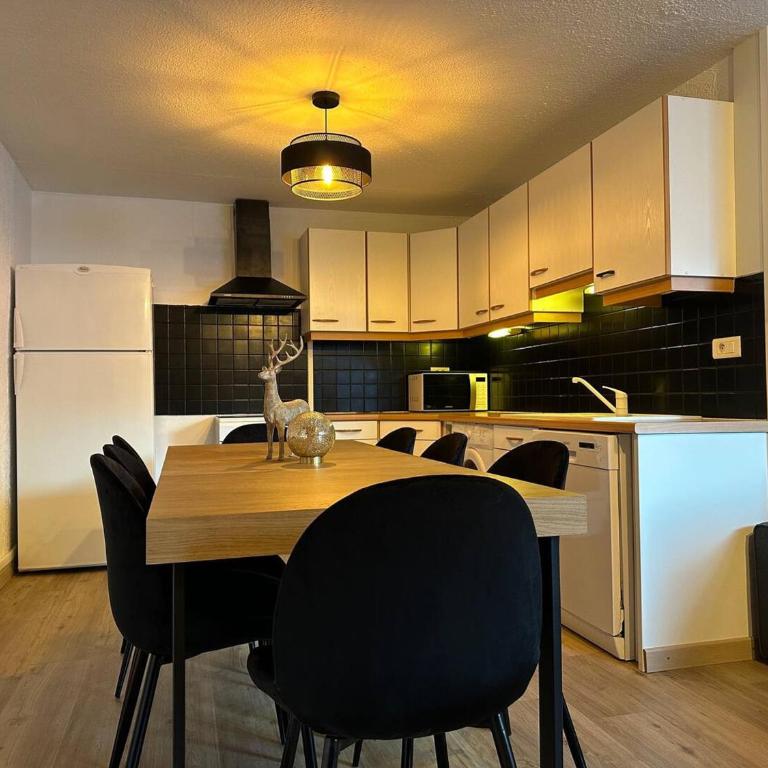 Duplex 4 chambres, centre à 4min, skibus à la porte, WiFi - FR-1-836-53 - Apartment - 2