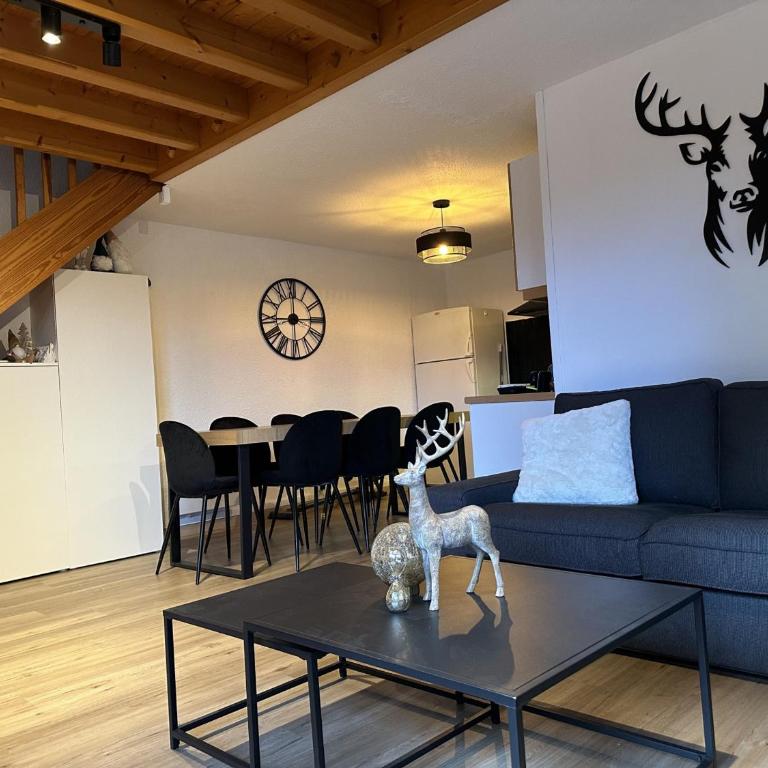 Duplex 4 chambres, centre à 4min, skibus à la porte, WiFi - FR-1-836-53 - Apartment - 1