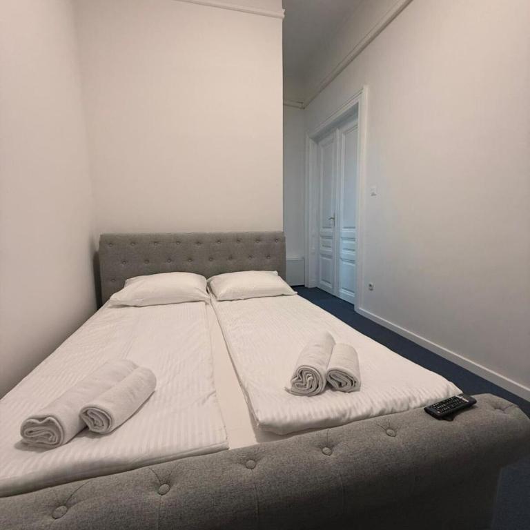 Royal Blue Central Point - Standard Double Room - 15