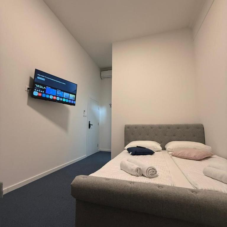 Royal Blue Central Point - Standard Double Room - 4