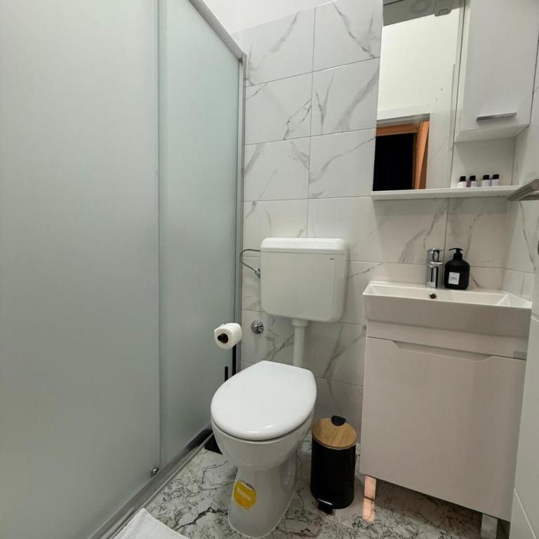 Royal Blue Central Point - Standard Double Room - 12
