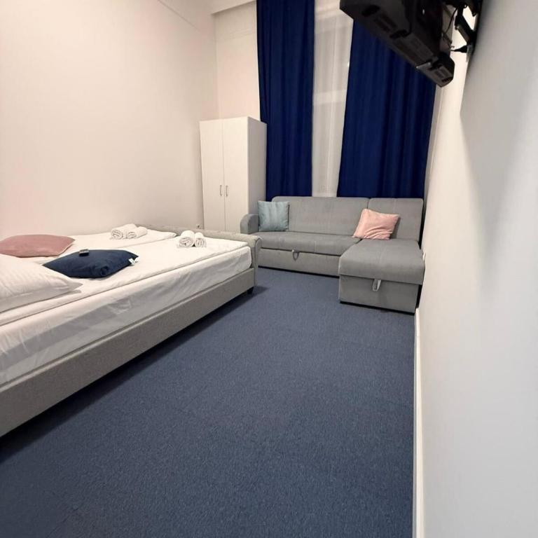 Royal Blue Central Point - Basic Triple Room - 9