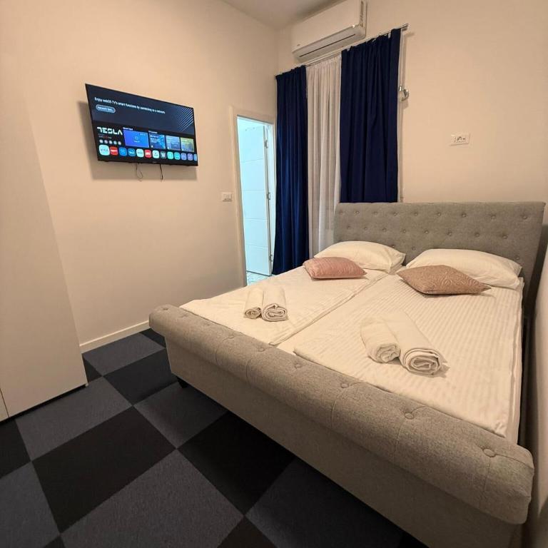 Royal Blue Central Point - Standard Double Room - 8
