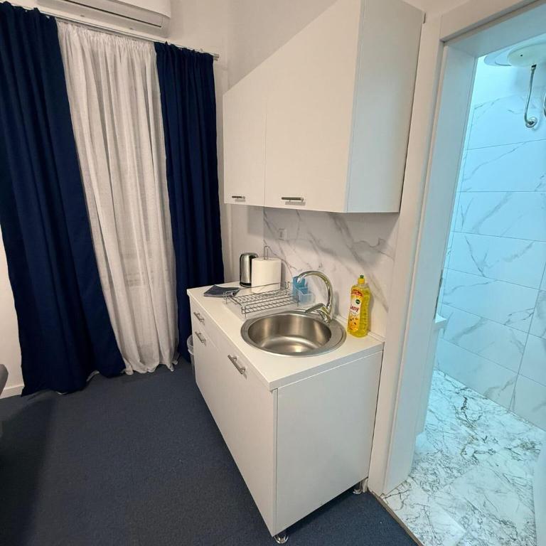 Royal Blue Central Point - Superior Triple Room - 12