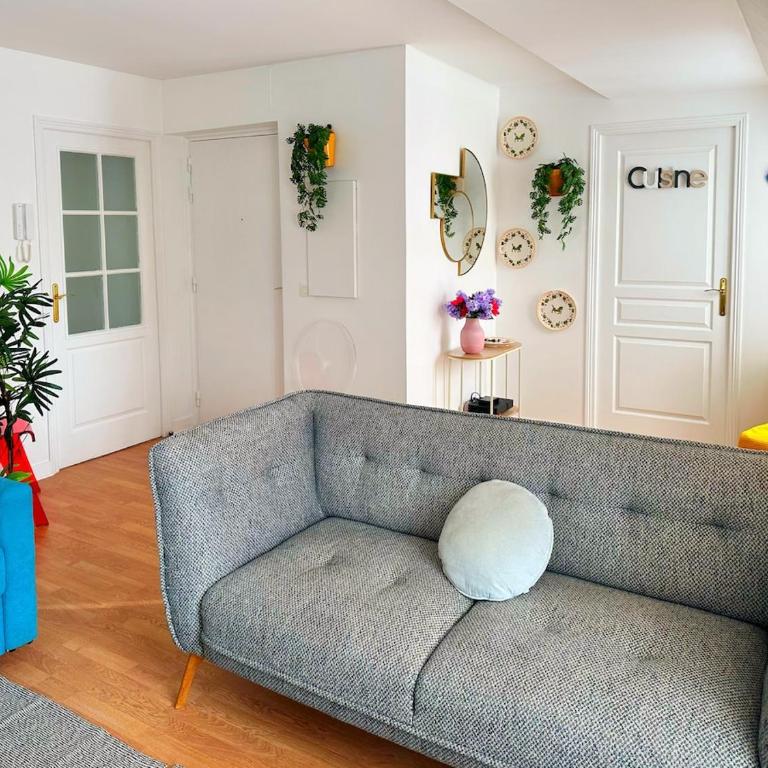 Celine 31 Bright Apartment Between Champs Élysée and Eiffel Tower - Two-Bedroom Apartment - 2