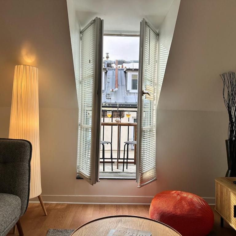 Celine 31 Bright Apartment Between Champs Élysée and Eiffel Tower - Two-Bedroom Apartment - 4