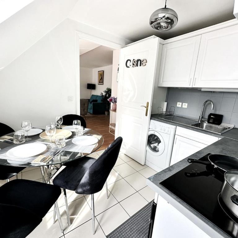 Celine 31 Bright Apartment Between Champs Élysée and Eiffel Tower - Two-Bedroom Apartment - 6