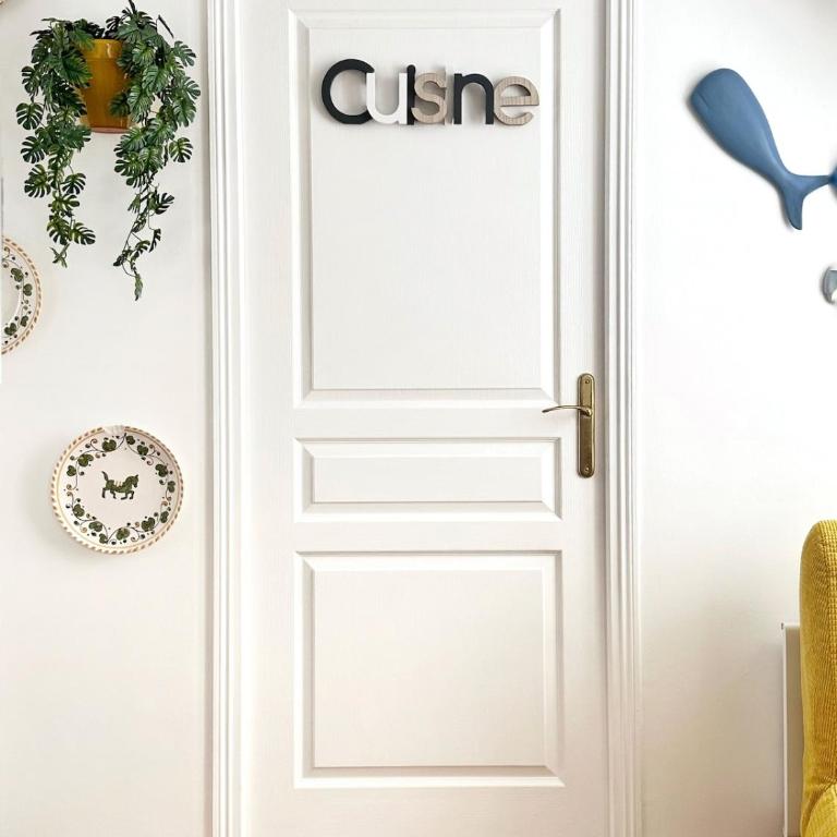 Celine 31 Bright Apartment Between Champs Élysée and Eiffel Tower - Two-Bedroom Apartment - 13