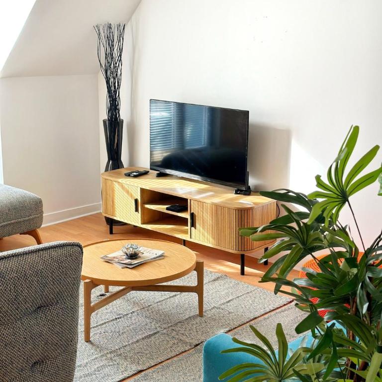 Celine 31 Bright Apartment Between Champs Élysée and Eiffel Tower - Two-Bedroom Apartment - 26