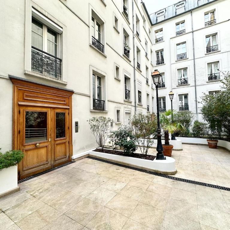 Celine 31 Bright Apartment Between Champs Élysée and Eiffel Tower - Two-Bedroom Apartment - 32