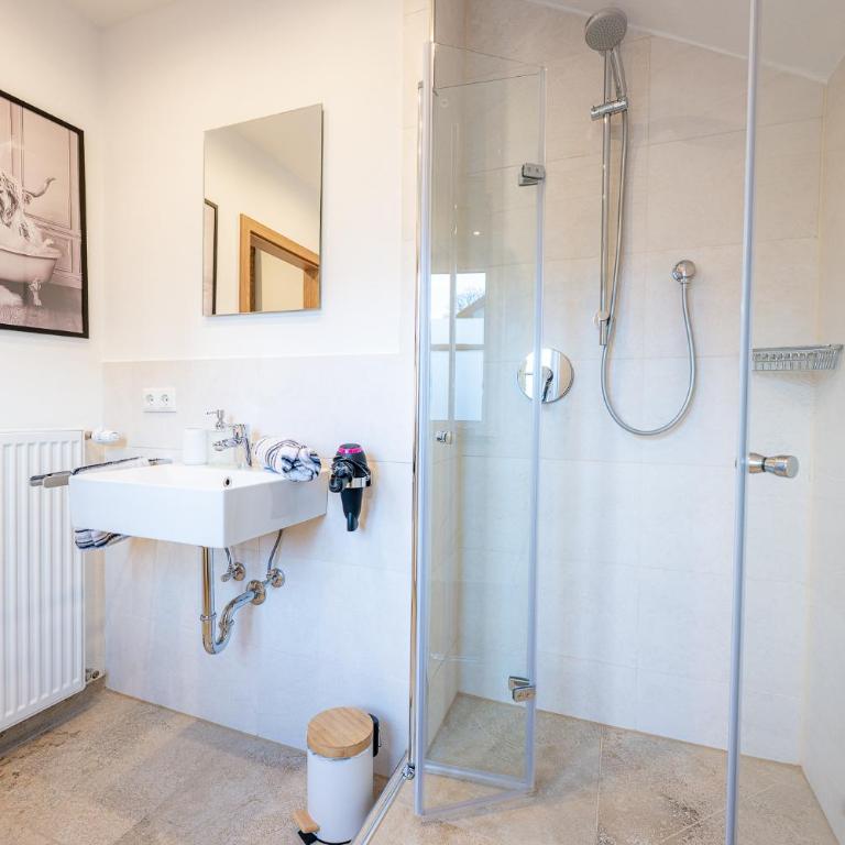 Haus Dippel am Kurpark inklusive Chiemgaukarte - Deluxe Doppelzimmer mit Balkon - 11