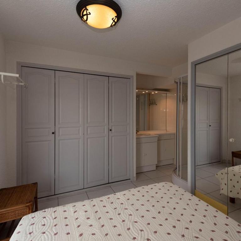 Le Lavandou, T2 lumineux, accès direct plage, parking privé - FR-1-803-79 - Apartment - 12