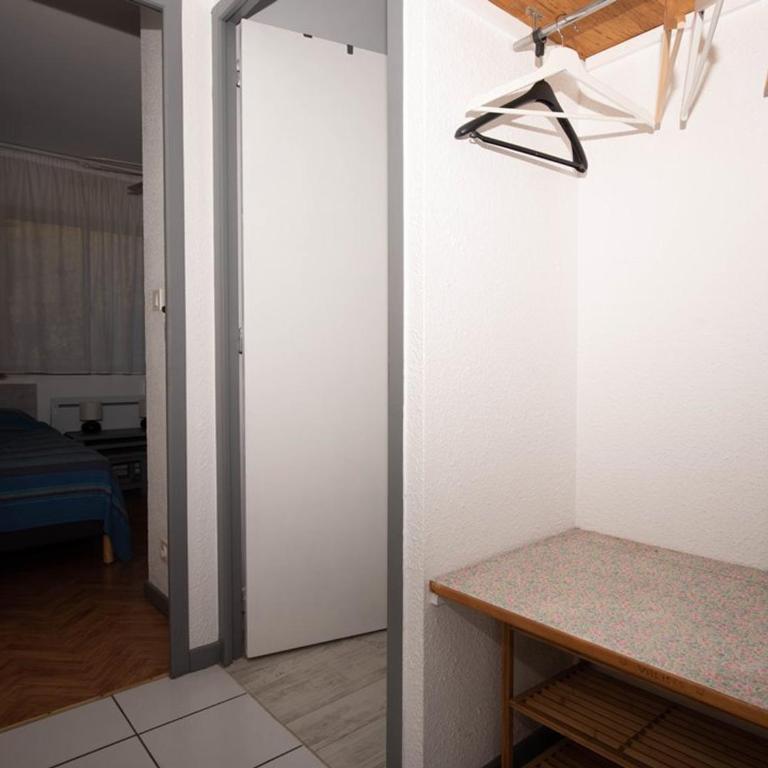 Le Lavandou, T2 avec piscine, 4 couchages proche plage - FR-1-803-20 - Apartment - 14