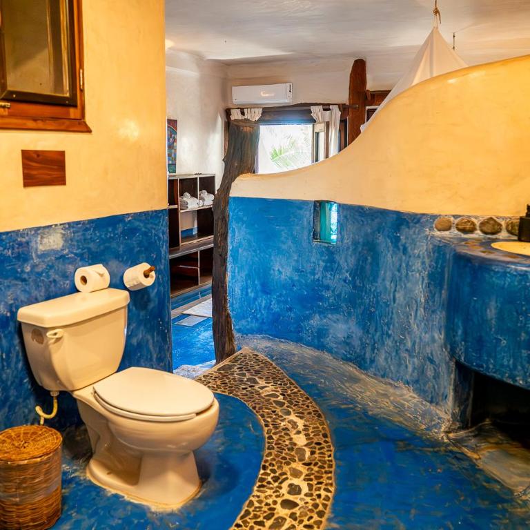 La Posada del Sol Boutique Hotel Tulum - Habitación con 2 camas dobles y vistas parciales al mar - 6