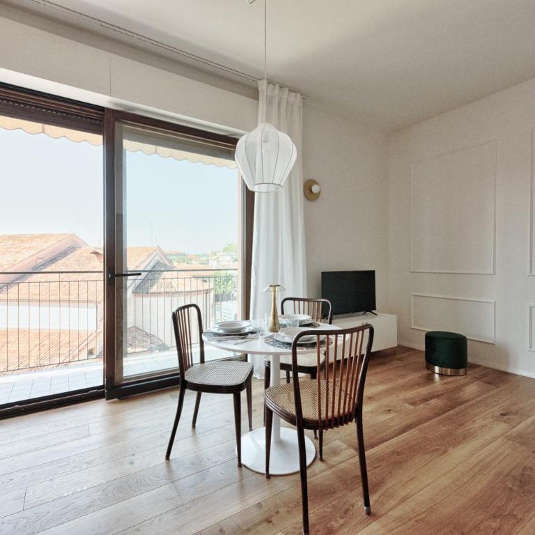 Brandolini Apartment by SuitesV - Appartamento di design nel centro storico di Treviso con vista panoramica e parcheggio riservato - Studio - 12