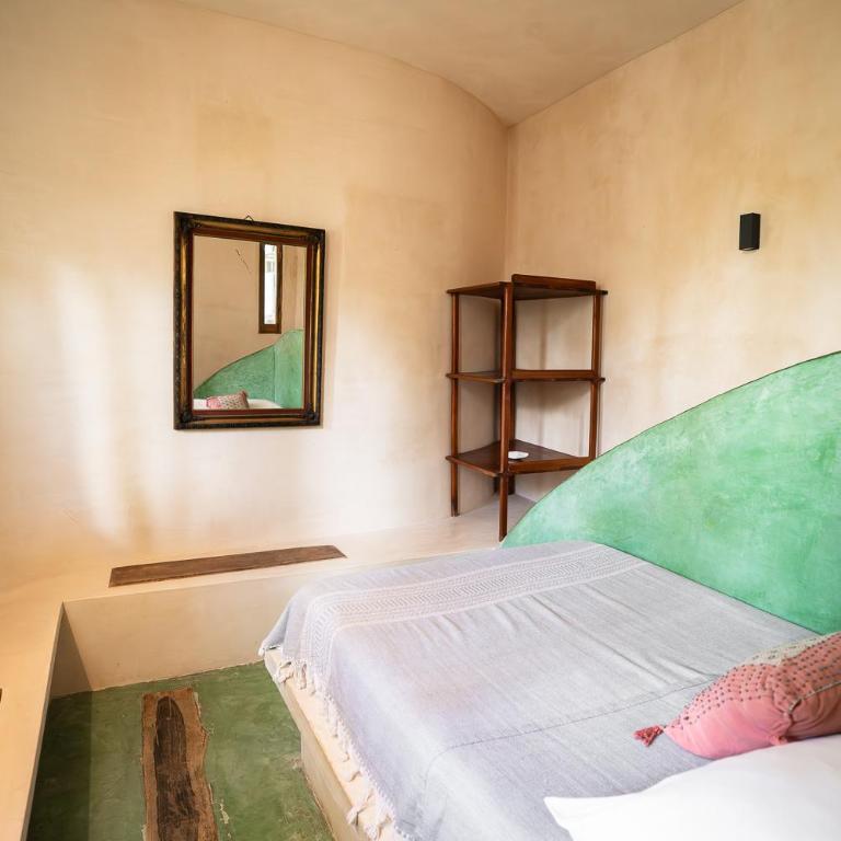 La Posada del Sol Boutique Hotel Tulum - Habitación con 1 cama extragrande, 1 cama doble y vistas parciales al mar - 4