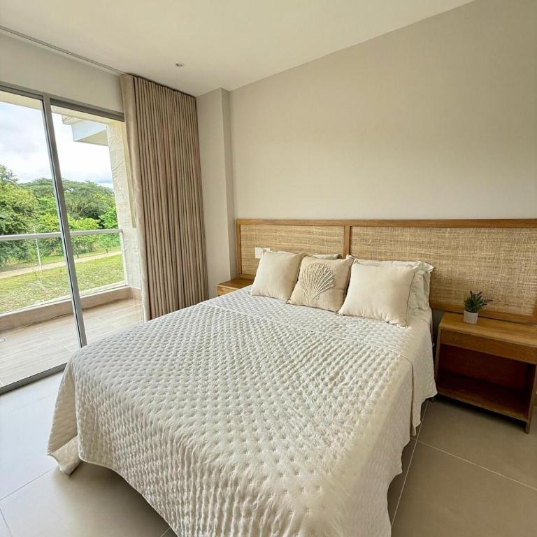 2BR 2BA Apt Baia Kristal Cartagena Crystal Lagoon - Two-Bedroom Apartment with Balcony - 16