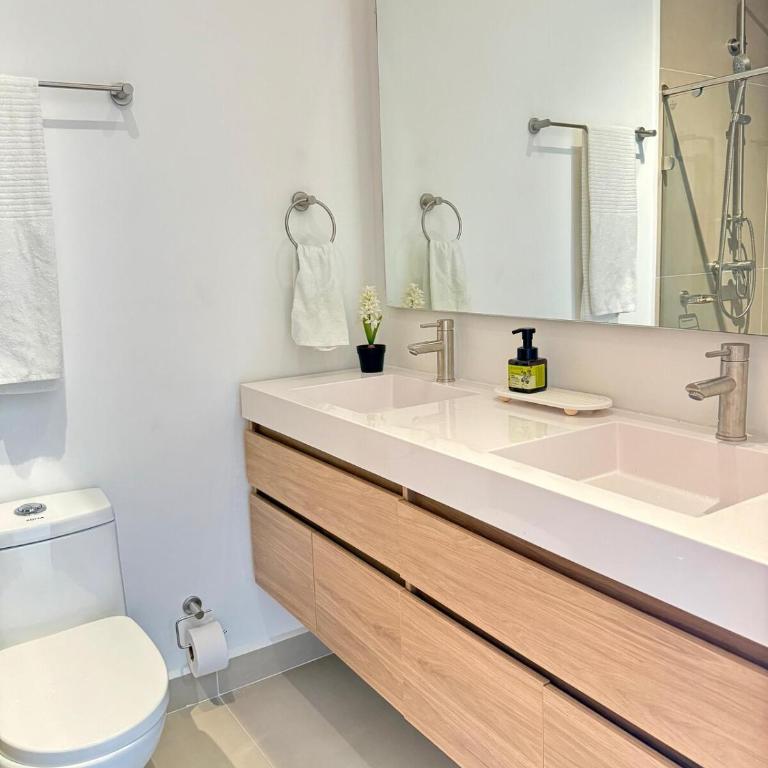2BR 2BA Apt Baia Kristal Cartagena Crystal Lagoon - Two-Bedroom Apartment with Balcony - 17
