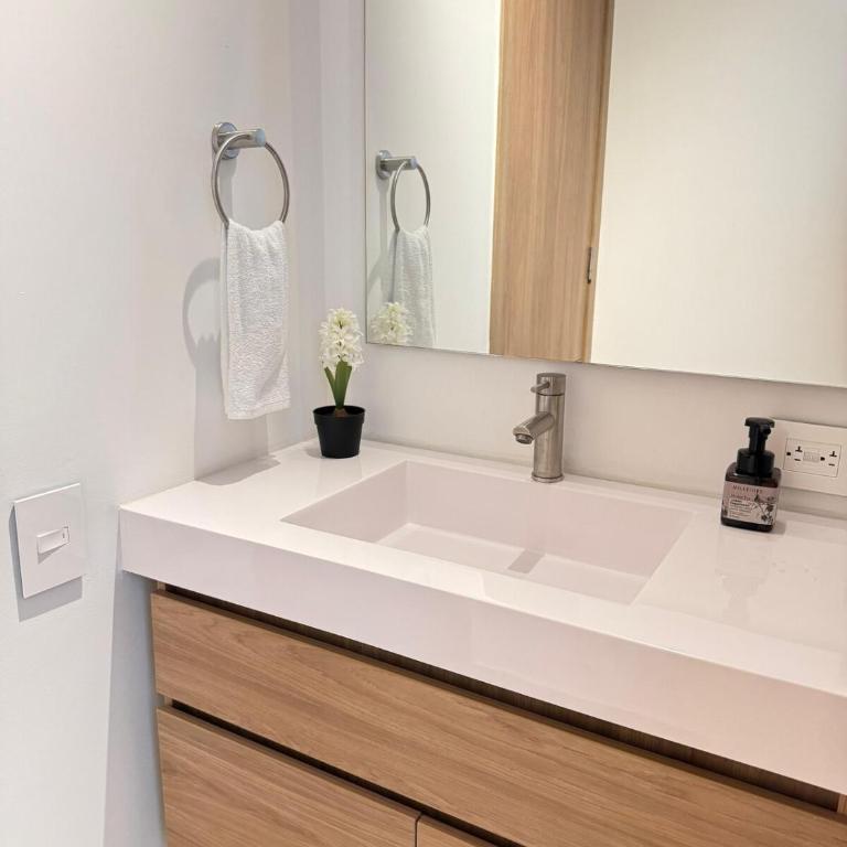 2BR 2BA Apt Baia Kristal Cartagena Crystal Lagoon - Two-Bedroom Apartment with Balcony - 40